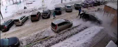 Камеры сняли падение глыбы снега на автомобиль в Красноярске
