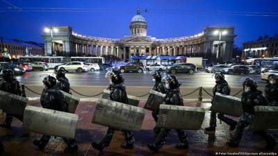 Силовики перекрывали площади в центре Москвы и Петербурга