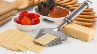 Петербургский диетолог объяснил, как не попасть в зависимость от сыра