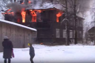 В Лодейном поле сгорел многоквартирный дом – погиб человек, люди остались без жилья