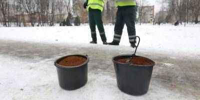 Во Львове с гололедом борются кофейной гущей - в Польше идею оценили - фото, видео - ТЕЛЕГРАФ