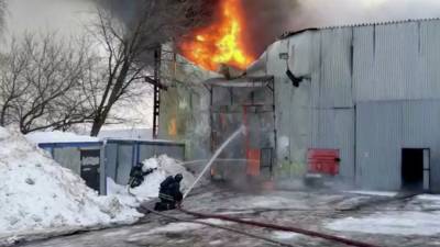 МЧС сообщило о ликвидации возгорания в ангаре на юге Москвы