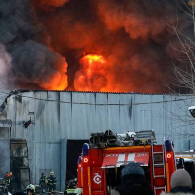 Продолжается тушение крупного пожара на складе в Москве