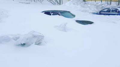 Шесть машин достали из снега оренбургские сотрудники МЧС