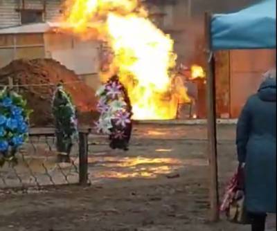 Символичное видео из Лисичанска: пылающий газопровод на фоне похоронных венков