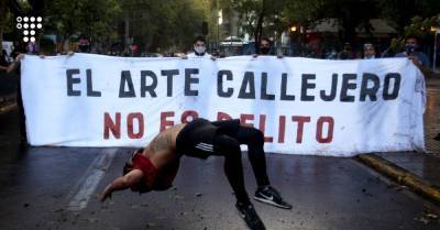 В Чили протестуют после того, как полиция застрелила уличного артиста. Тот якобы угрожал им мачете, которыми жонглировал