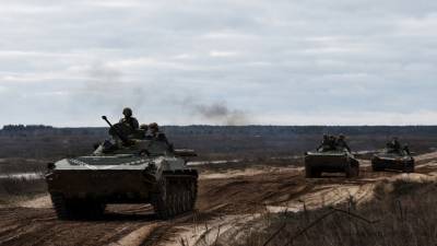 Украинская армия разместила бронетехнику в двух населенных пунктах в Донбассе