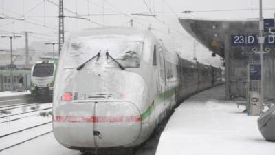 В Германии – масштабные снегопады: кое-где отменили движение поездов – фото