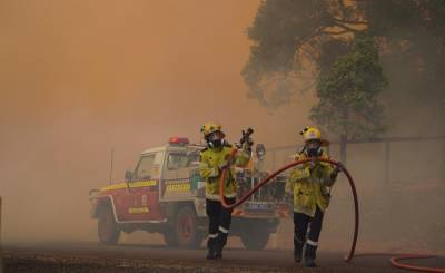 Новые масштабы лесных пожаров в Австралии: пламя бушует возле крупнейшего города