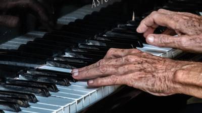 Американские ученые научили искусственный интеллект играть на пианино