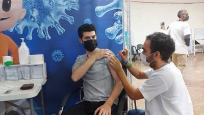 Израильские медики обсуждают возможность вакцинации переболевших коронавирусом