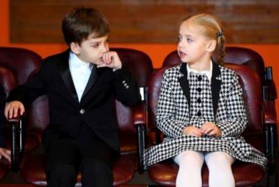 Семилетние дети Пугачевой и Галкина поразили забавами в семейном замке, видео: "С таким братом не пропадёшь"