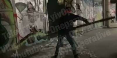 В Киеве на Почтовой площади подростки били стекла - видео слила в сеть одна из них - ТЕЛЕГРАФ