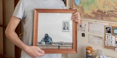 В России за баснословную сумму продали фото омоновца с портретом Путина (фото)