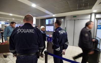 Из-за новых ограничений сотни пассажиров не смогли вылететь из Франции