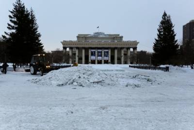 Главную елку Новосибирска убрали с площади Ленина