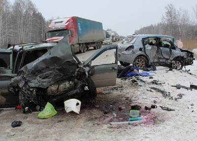На Урале автоледи с детьми в салоне занесло на встречку: в другой машине погибли двое