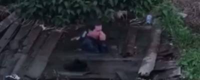 В соцсетях обсуждают видео с заключенным из Ангарска, ныряющим в выгребную яму