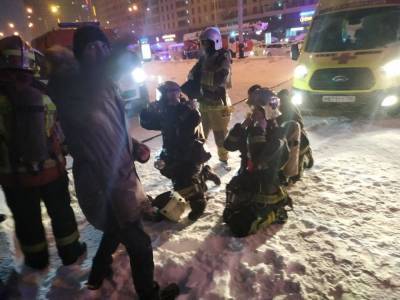Огонь охватил многоэтажку на Белинского в Екатеринбурге
