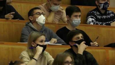 В российских вузах после трех месяцев дистанционного обучения студенты возвращаются в аудитории