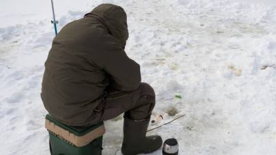 Спасатели отправились на помощь к двум рыбакам, оказавшимся на льдине