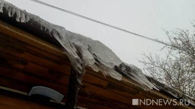 Четыре человека погибли из-за схода снега с крыши здания на Алтае