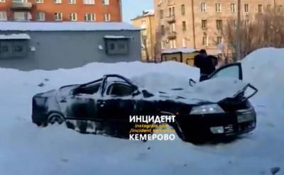 Власти Кемерова прокомментировали инцидент с рухнувшим на автомобили снегом