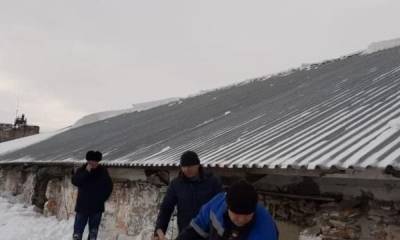 Четыре человека погибли при падении снега с крыши