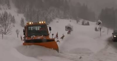 На Германию обрушилась снежная буря: отменяют матчи Бундеслиги и занятия в школах (фото, видео)