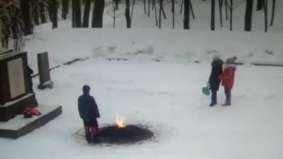 Школьник потушил "Вечный огнь" на мемориале "Неизвестному солдату" в Петербурге