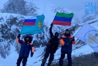 Знамя Дагестана установлено на высоте 4 километра