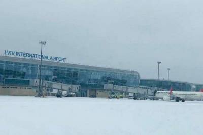 Аэропорт "Львов" отменяет рейсы – засыпало снегом