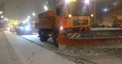 Киев засыпало снегом: коммунальщики всю ночь расчищали столичные дороги (ФОТО)