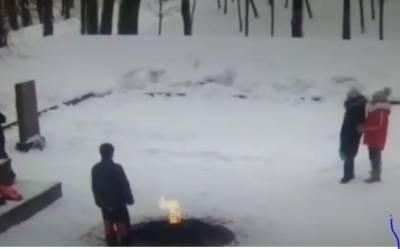 В Петербурге подростки снова закидали снегом Вечный огонь. Заявление ГУ МВД