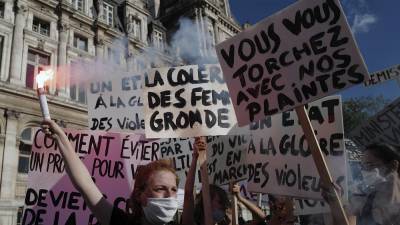 Манифестации во Франции: "Услышьте голоса жертв насилия!"