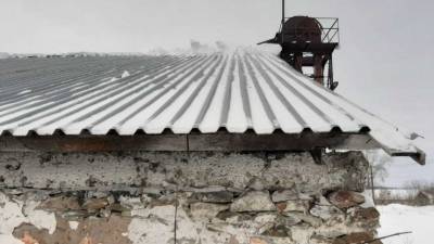 Стали известны личности жителей Алтая, погибших при сходе снега с крыши