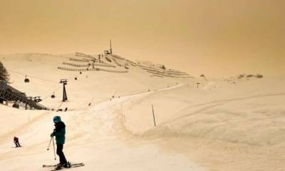 В горах Чехии выпал розовый снег (ФОТО)