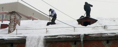 В Новосибирске из-за падения снега с крыши пострадали четыре человека