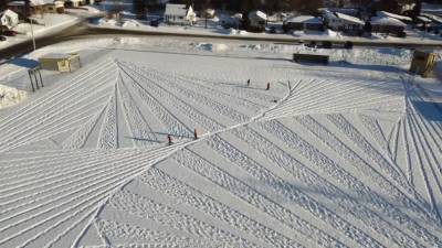Канадский художник рисует на снегу геометрические узоры.