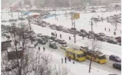 Из-за снегопада Киев застыл в пробках: машины стоят в центре, на мостах и Бориспольском шоссе