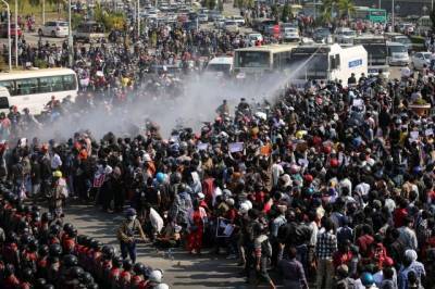 В Мьянме десятки тысяч граждан выступают против захвата власти военными