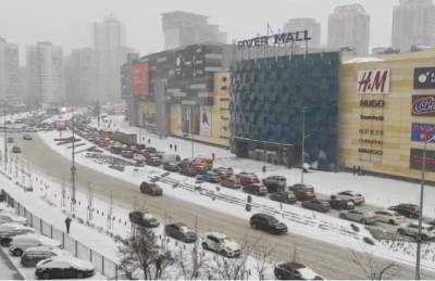 Показано видео, как Киев из-за снега сковали огромные тянучки