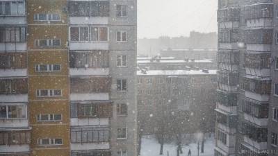 В Магнитогорске снежная глыба рухнула с многоэтажки на ребенка