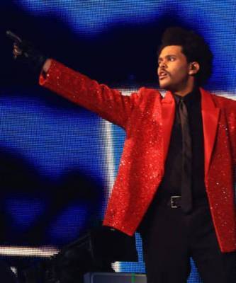 Алый пиджак Givenchy со стразами и 7 миллионов долларов: выступление The Weeknd на Суперболе-2021