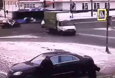 В Петербурге водитель Mercedes избил пешехода за замечание