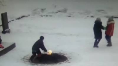 Школьник потушил Вечный огонь в Петербурге, забросав его снегом. Видео