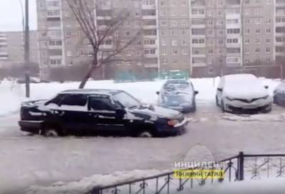В Нижнем Тагиле из-за потопа автомобили вмерзли в лед