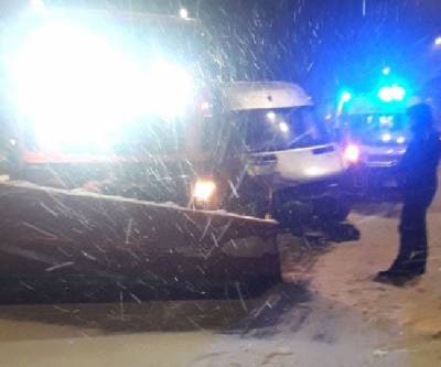 На трассе Киев-Чоп столкнулся автобус и снегоочистительная машина