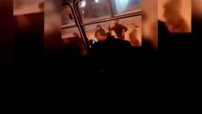 Новости на "России 24". Подростки против "ПАЗика": в Уфе агрессивные юноши напали на автобус