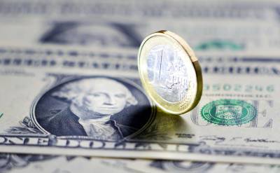 Курс валют 8 февраля: доллар и евро падают на торгах